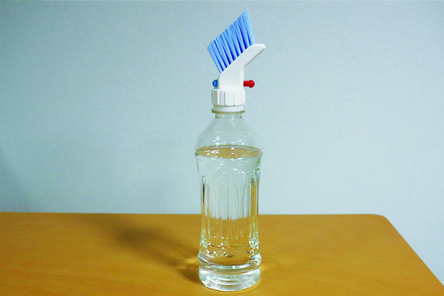 このように、水を入れたペットボトルに装着して使う｜ペットボトルプラス スリムブラシ （ダイソー）