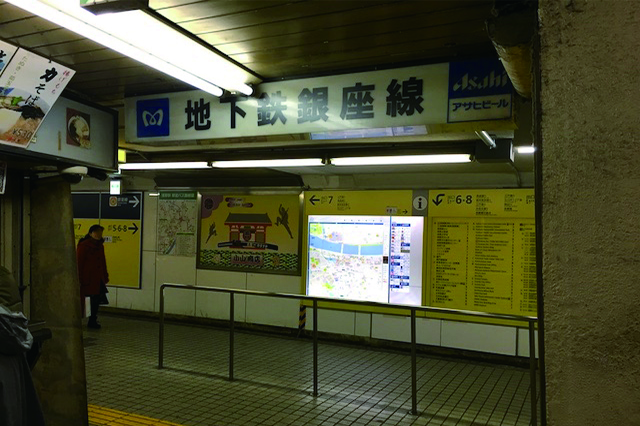 階段を降りきった右には東武線と銀座線をつなぐ地下連絡通路がある|浅草地下商店街