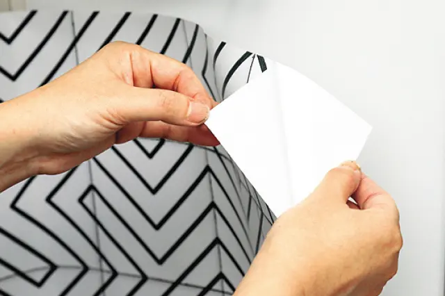 少しずつはがしながら、貼り付けていこう|壁紙を貼って水栓を変えて、オシャレなキッチンをつくろう!