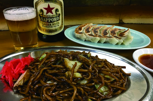 ソース焼きそば350円、餃子370円はセットで頼むと650円に(70円お得!)。瓶ビールは450円|福ちゃん(浅草地下商店街)