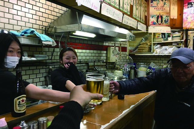 常連客のセキちゃんと一緒に乾杯!|福ちゃん(浅草地下商店街)