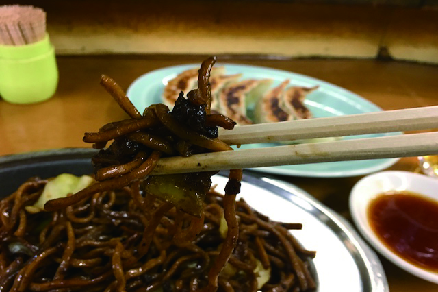 濃厚ソースでつやつやの中太麺にキャベツと揚げ玉がたっぷり|福ちゃん(浅草地下商店街)