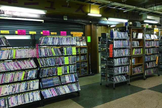 元々は靴屋だった場所に「Jプライス」。アダルティなタイトルがずらり|浅草地下商店街