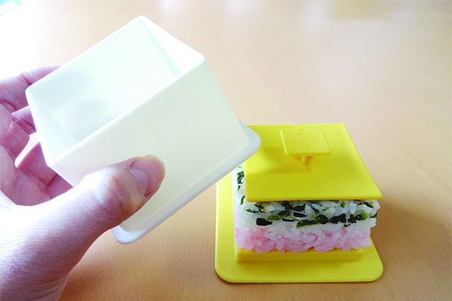 3色のきれいな酢飯があらわれた!|デコ寿司メーカー(ダイソー)