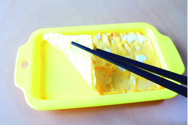 凹凸加工のおかげで、ピリピリと気持ち良く剥がすことができた|レンジでかんたん!薄焼き卵(ダイソー)