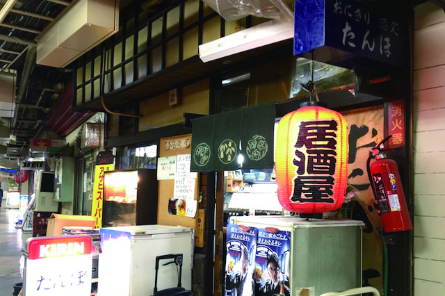 電極棒の隣は「たんぼ」。多くの浅草芸人が通う店として有名|浅草地下商店街