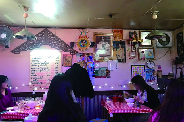 客のほとんどは女性。女子ってエスニック、好きだよねー|モンティ(浅草地下商店街)