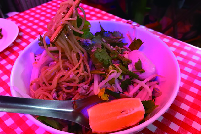 タイ風油そばのバミーヘーン680円。バミーは〝中華麺〟、ヘーンは〝乾いた〟という意味|モンティ(浅草地下商店街)