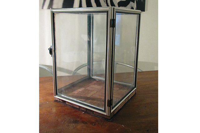 扉以外の三面を瞬間接着剤でとめ、取っ手の受け手を付ければ囲いの完成｜アンティーク調ガラスケース