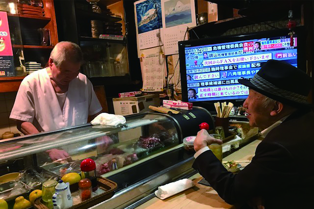 40年来の常連さんと昔話に花が咲く|亀すし(浅草地下商店街)