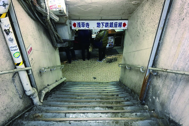 不思議な引力で地下へと誘う階段。急勾配なので慎重に降りるべし|浅草地下商店街