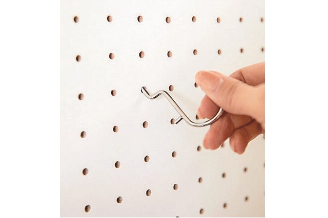フックは好きな位置に取り付けよう|有孔ボードとつっぱり棒で玄関収納をDIY