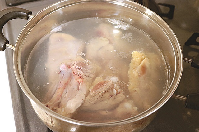 鶏肉はゆで汁の中で冷ますことでホロホロの食感に。中まで火が通っているから揚げるのも楽チン｜ケンタッキー風のフライドチキンの作り方