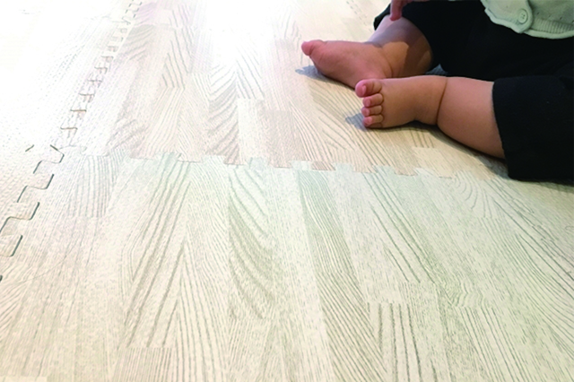 最近は木目調などオシャレなジョイントマットもある|子育てが楽になるインテリア&片付けの方法