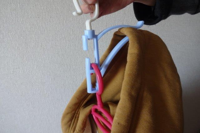 横から見た図。フード用ハンガーによってフード部分がしっかりと挟まれている|パーカーフード用ハンガー(キャンドゥ)