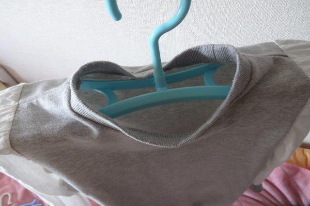 干すとこんな感じ。ハンガーの厚みによって服の中に空気の通り道ができ、乾きが早まる|速乾ドライハンガー(キャンドゥ)