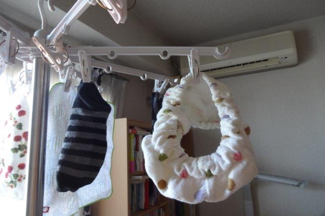 エアコンで乾かす場合も、窓を少し開けるのは忘れずに|洗濯物が早く乾く干し方