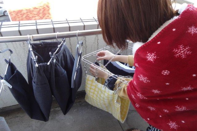 布同士が重ならない&地面に引きずらないよう工夫を試みる|洗濯物が早く乾く干し方