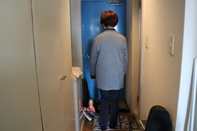 何かをあきらめた人の背中|狭いベランダに洗濯物をたくさん干す方法