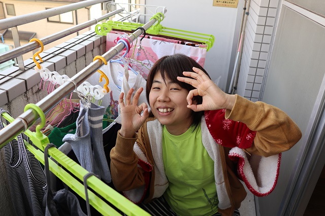 奇しくもバスタオルハンガーとTシャツの色が一致! |狭いベランダに洗濯物をたくさん干す方法