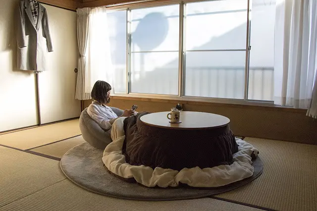 丸いちゃぶ台とシンプルなグレーの座椅子は、小林さんの快適な和室暮らしに欠かせないアイテム|シンプルな暮らしに最適な和室のメリット