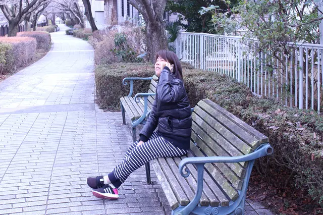日曜日の昼下がり。数少ない友人と電話中の木村|花粉がつきにくい洗濯物の干し方