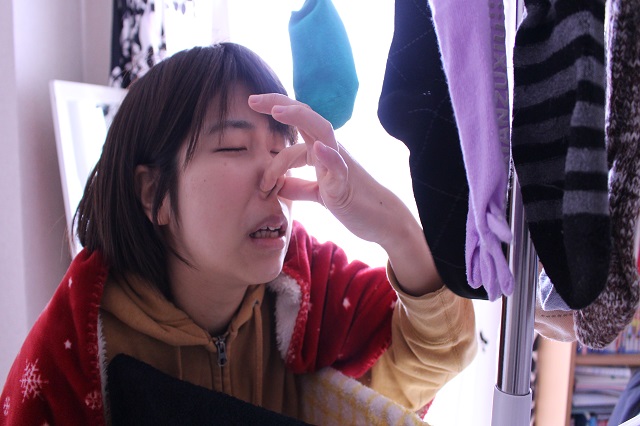 部屋干しくっさー|花粉がつきにくい洗濯物の干し方