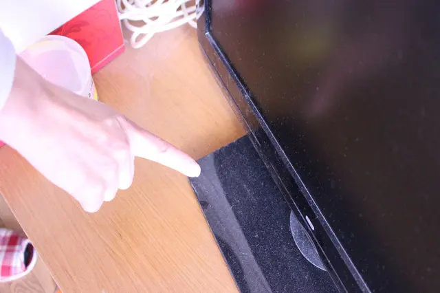 ホコリだらけのテレビ&テレビ台。奥のコード周辺にも注目!|花粉がつきにくい洗濯物の干し方