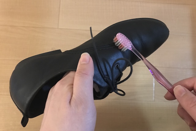 古ハブラシで大きな汚れやゴミを取る｜100均グッズで靴磨き