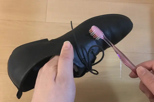 古ハブラシで大きな汚れやゴミを取る|100均グッズで靴磨き