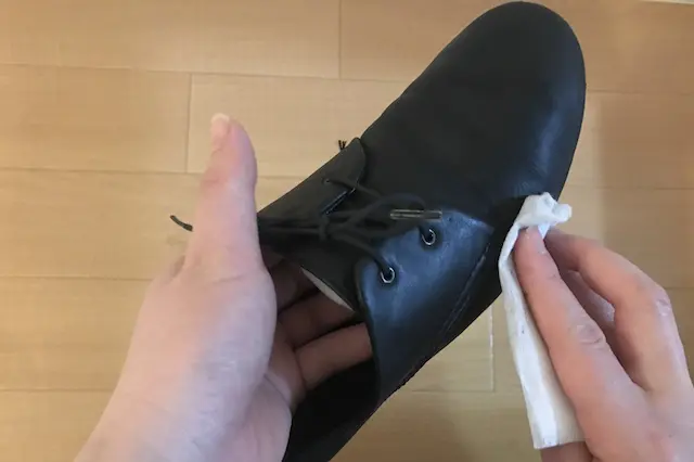 靴専用クリーナーで表面の汚れを拭き取る|100均グッズで靴磨き
