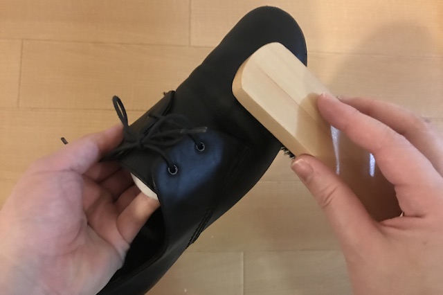 豚毛ブラシで磨き上げていく｜100均グッズで靴磨き