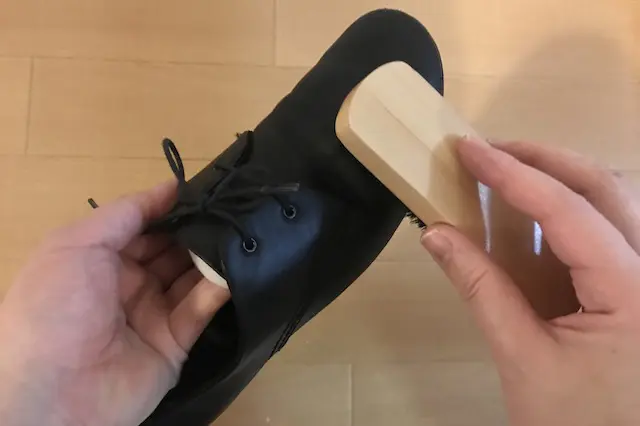 豚毛ブラシで磨き上げていく|100均グッズで靴磨き