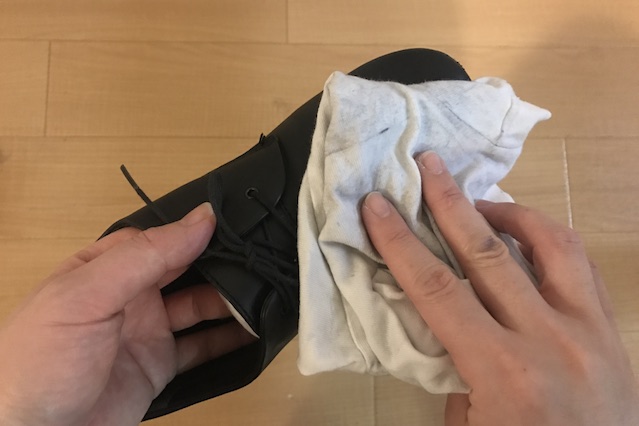 布で余分なクリームを拭き取る｜100均グッズで靴磨き