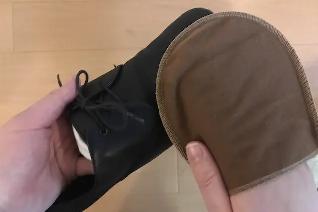 仕上げ用クロスでツヤを出す|100均グッズで靴磨き