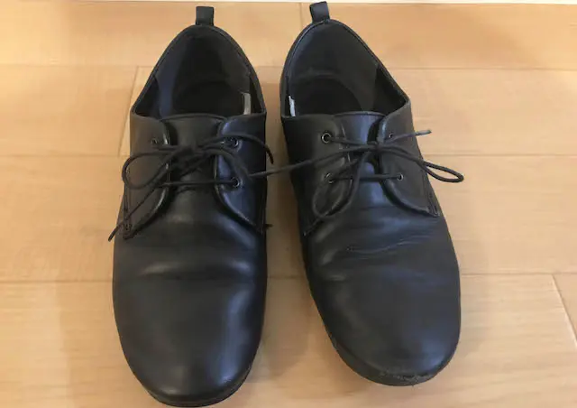 向かって左が磨いたもの。右が磨いていないもの｜100均グッズで靴磨き