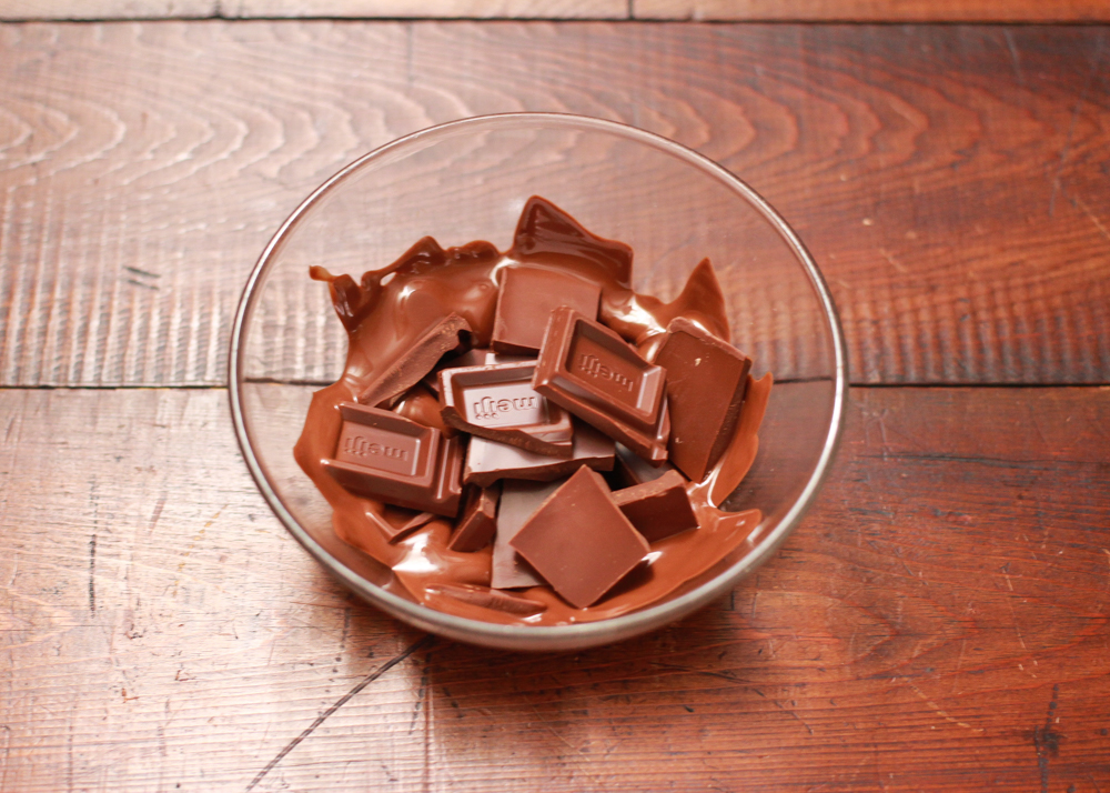 チョコレートは熱しすぎないよう、半分ほど溶けたらレンジから取り出す|ブラウニー