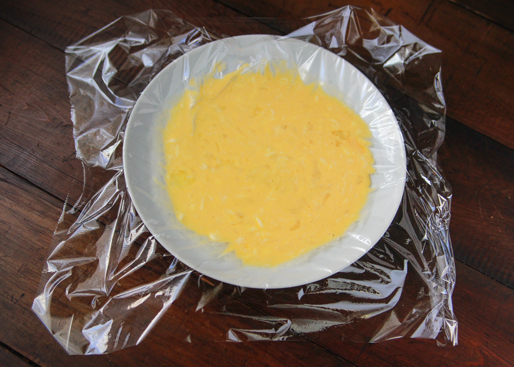 卵を薄く広げる。皿は20cm程度の大きさがちょうど良い｜失敗知らずの電子レンジオムライス