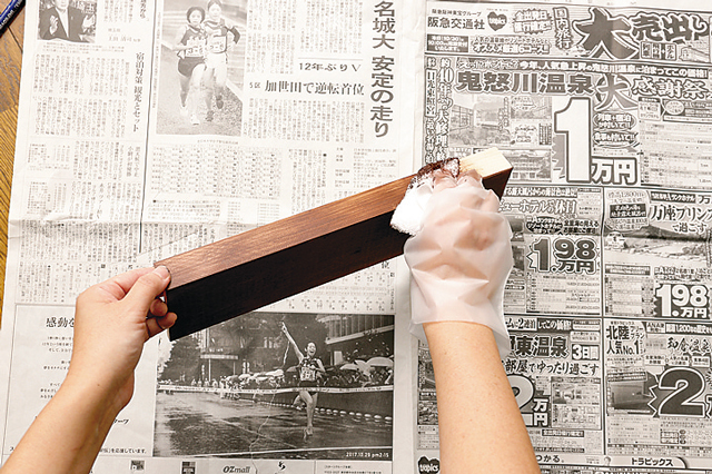 着色はお好きな色で。今回はナチュラルな雰囲気に仕上げるためにワックスを使用した|ディスプレイ棚