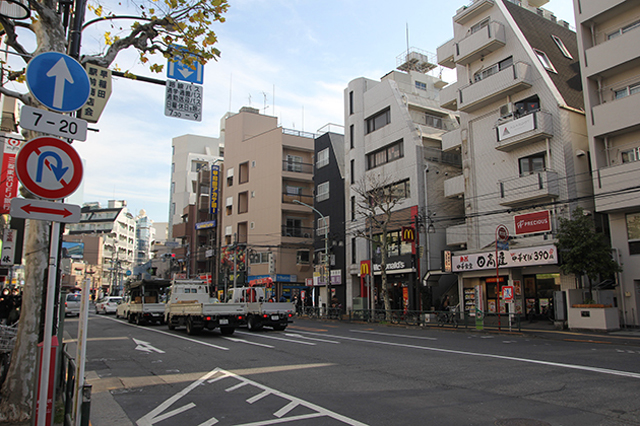 早稲田駅前の早稲田通り。車の交通量が多く、人の往来もにぎやかなため飲食店はかなり充実している｜下関マグロさんと歩く早稲田