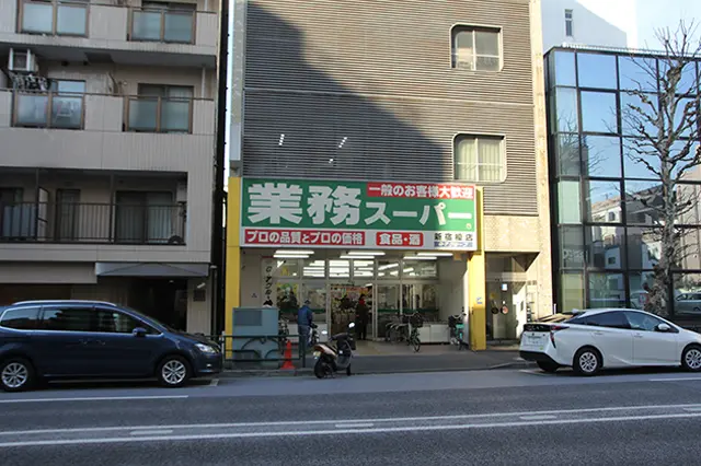 一方、住宅街に入るとコインランドリーや格安の食品がそろう業務用スーパーなど、学生が重宝しそうな店が点在していた|早稲田