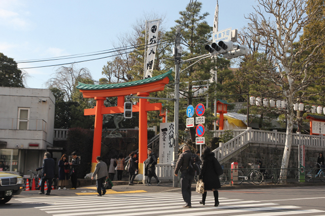 穴八幡宮。冬至から節分までの期間限定で販売される金運アップの御守が有名｜下関マグロさんと歩く早稲田