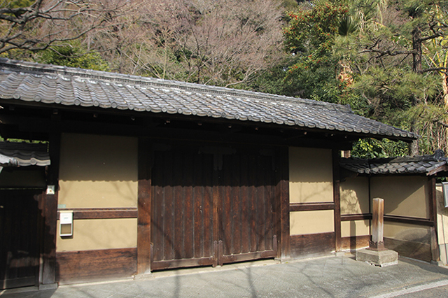 こちらはマグロさんお気に入りの「関口芭蕉庵」。松尾芭蕉の住居跡や庭が無料開放されている｜下関マグロさんと歩く早稲田