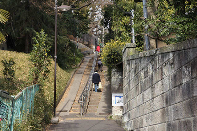 ホテル椿山荘東京から関口芭蕉庵への道すがらにある「胸突坂」。急な坂だが近隣住民はスイスイと上っていく｜下関マグロさんと歩く早稲田