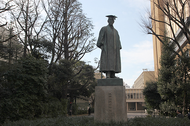 早稲田大学のメインキャンパスには創立者・大隈重信の彫像が立つ。マグロさんも構内のベンチで休憩したり、学食もたまに利用していたそう｜下関マグロさんと歩く早稲田