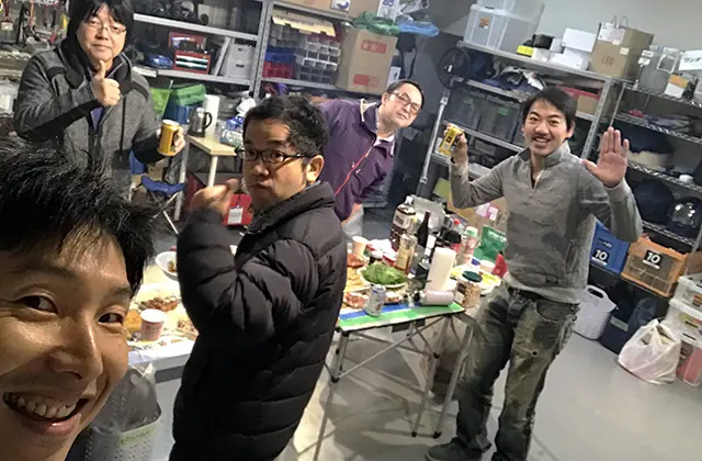 忘年会はガレージでバーベキュー。「2~3週間、ガレージ内にニオイがこもって大変だった(笑)」と野間さん。しかし、楽しそうだ|ガレージハウス