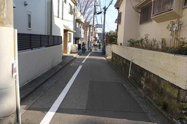 かつての夏目邸から続くゆるやかな坂道は「夏目坂」。界隈の名手だった夏目小兵衛直克（漱石の父）が“勝手に”命名したものが徐々に浸透し、やがて地図にも載るようになったのだとか｜下関マグロさんと歩く早稲田