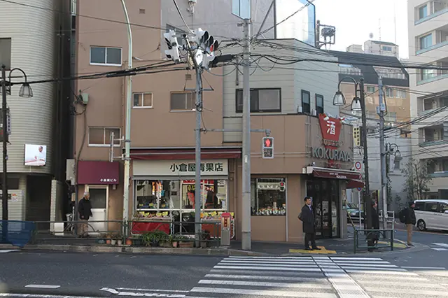 こちらの「小倉屋」は、夏目漱石の小説『硝子戸の中』に登場。また、「赤穂浪士」の堀部安兵衛が仇討ちの前に立ち寄り、酒を飲んだことでも知られる|下関マグロさんと歩く早稲田