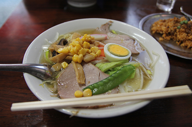 軽食＆ラーメン メルシーの五目そば（660円）。野菜炒めにでっかいチャーシュー、たっぷりの具材が盛られている｜下関マグロさんと歩く早稲田