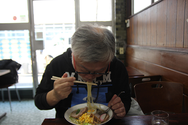 軽食＆ラーメン メルシーの五目そば。スープは塩味。すっきりながら味わい深く、中太面によく絡む。見た目は無骨だが、味は驚くほどに繊細｜下関マグロさんと歩く早稲田